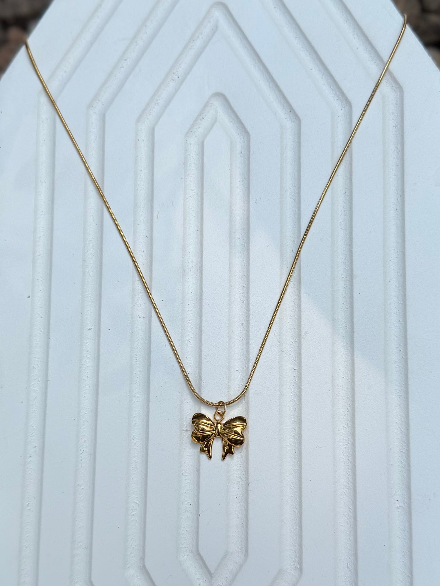 Bow pendant chain