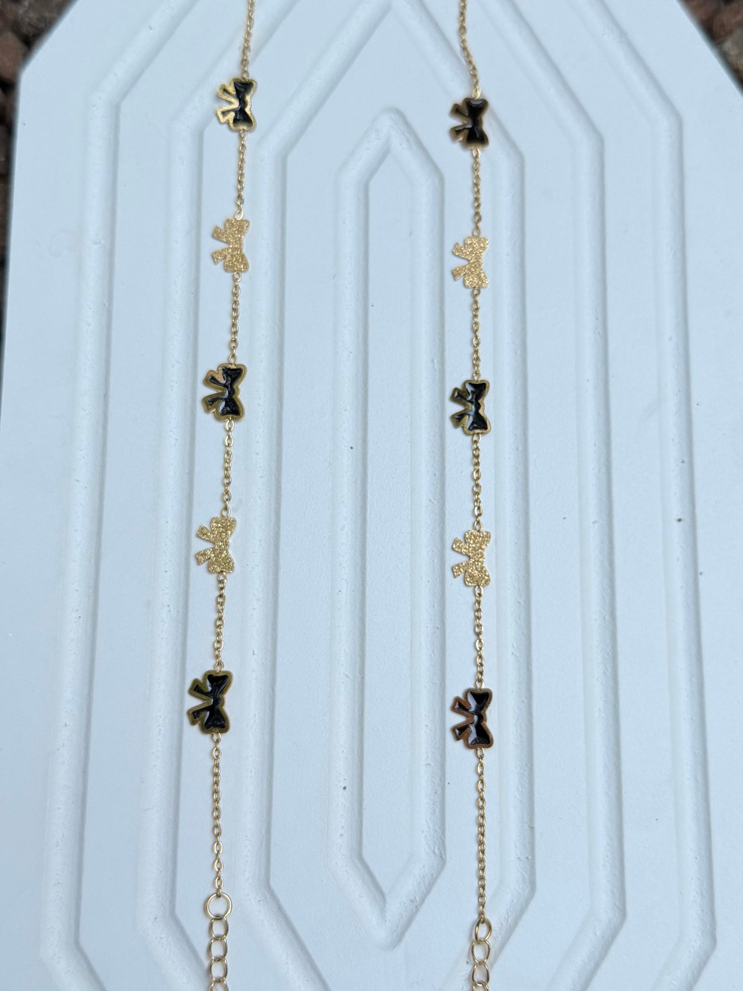 Simple bow bracelets