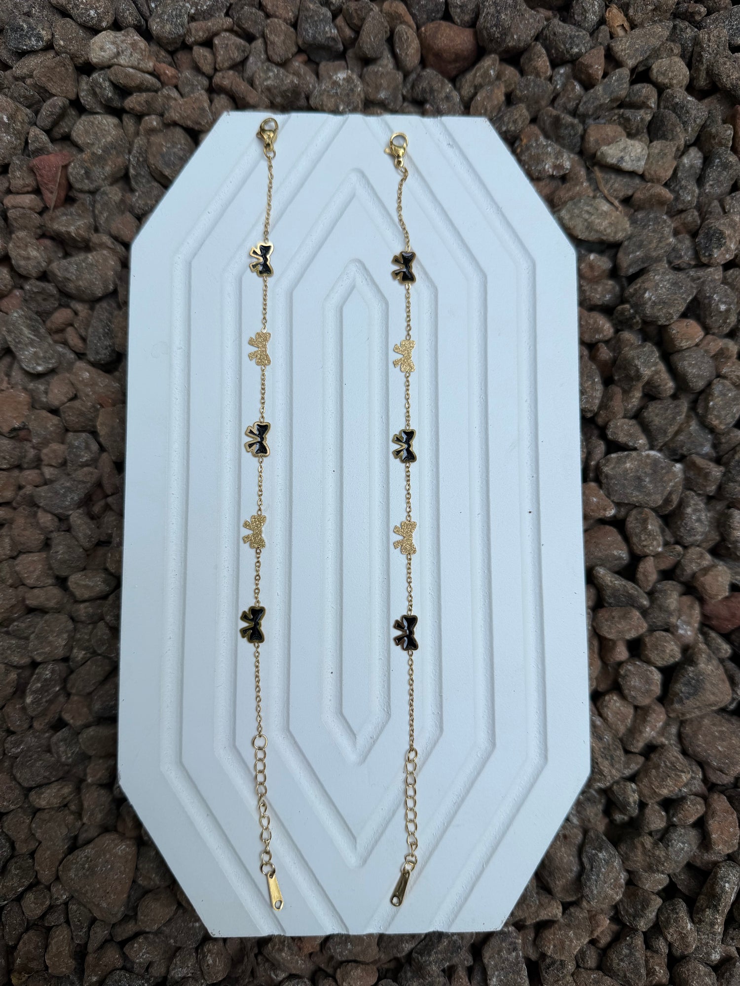 Simple bow bracelets