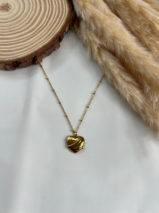 Hugging love pendant